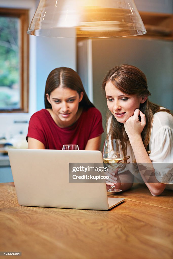 Chillen online bei einem Glas Wein