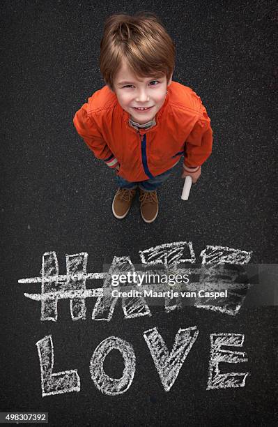 cute boy, with chalk on street/tarmac, no hate but love - 恨 個照片及圖片檔