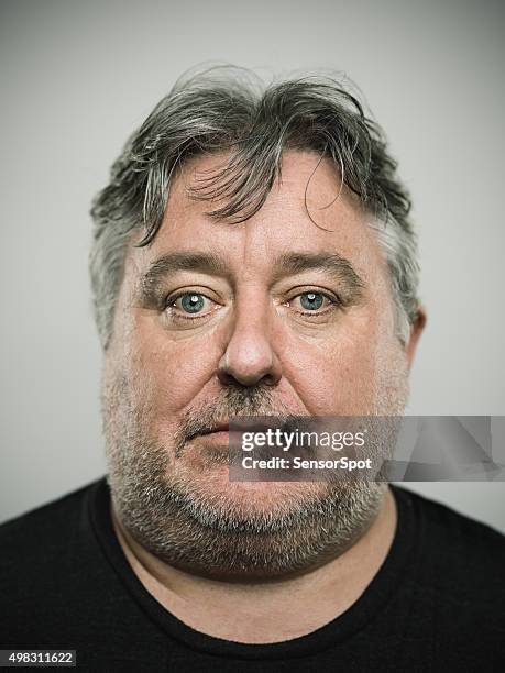 ritratto di un reale ingles'uomo guardando fotocamera. - foto segnaletica foto e immagini stock