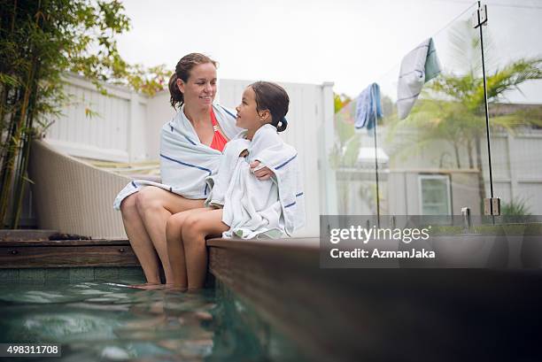 aquí. una toalla para usted. - mother daughter towel fotografías e imágenes de stock