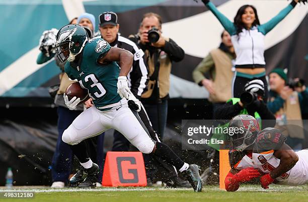 Darren Sproles of the Philadelphia Eagles scores a touchdown in the second quarter against Major Wright of the Tampa Bay Buccaneers at Lincoln...