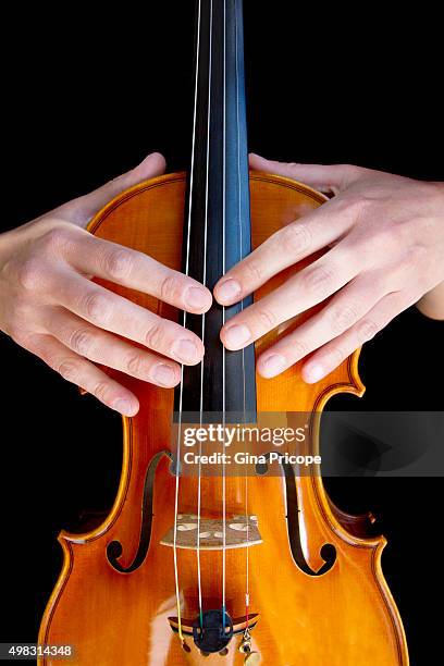 hands touching the violin - violino stockfoto's en -beelden