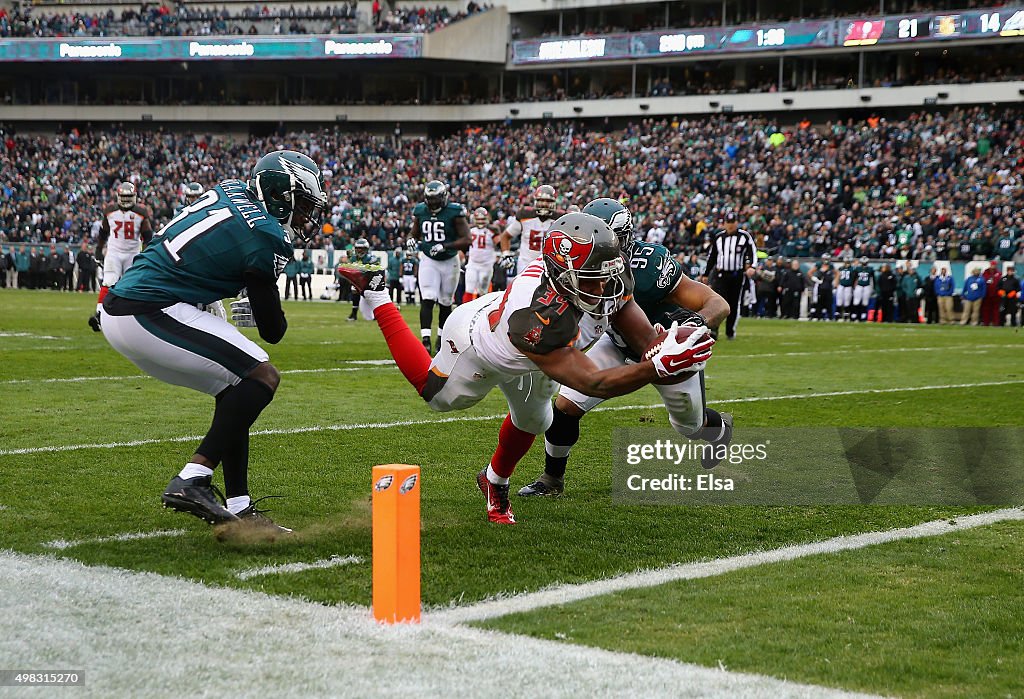 Tb Score Charles Sims of the Tampa Bay Buccaneers scores a touchdown against ...