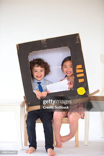 infancia la imaginación - television commentator fotografías e imágenes de stock