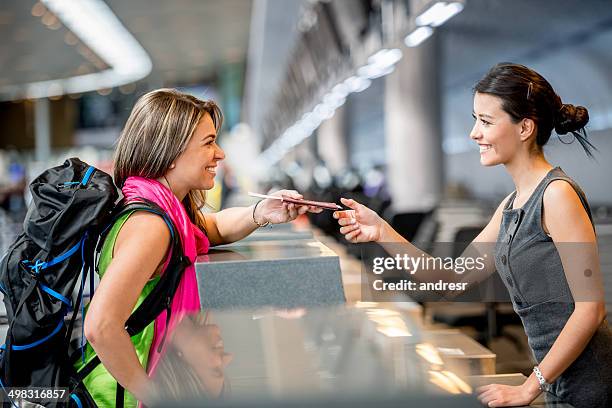 mulher viajando - balcão de check in do aeroporto - fotografias e filmes do acervo