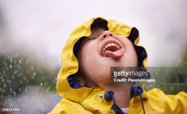 taste of mother nature - mother protecting from rain stockfoto's en -beelden