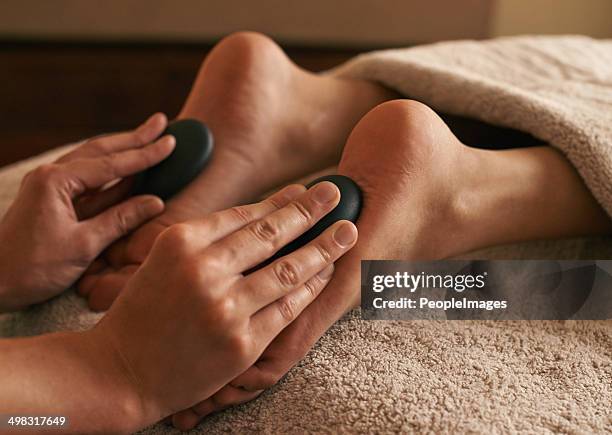 ripristino totale del corpo - woman lying on stomach with feet up foto e immagini stock