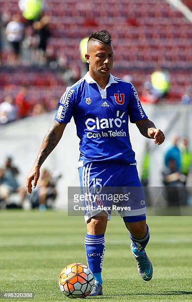Leonardo Valencia of U de Chile controls the ball, during a match between U de Chile and Universidad Catolica as part of 13th round of Campeonato...