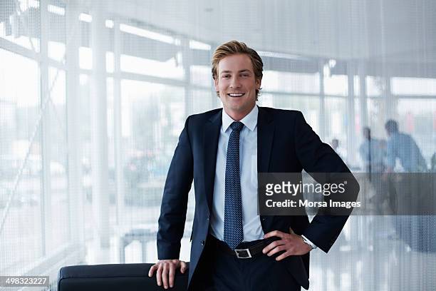 portrait of confident businessman - pak stockfoto's en -beelden