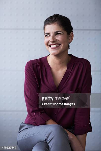 happy businesswoman in office - informeel zakelijk stockfoto's en -beelden