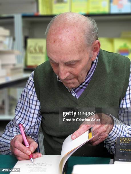 The Spanish poet Marcos Ana, political prisoner who spent more time prisoner under the dictatorship of Franco, signing copies of his works at 'Book...