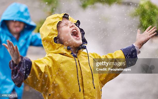 sie lieben den regen - familie schutz stock-fotos und bilder