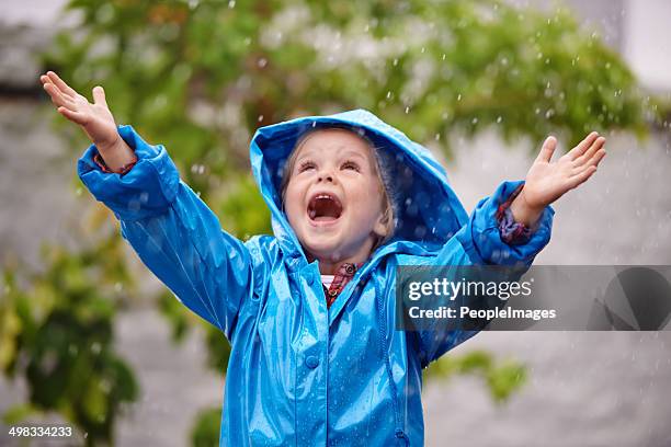 regardant la pluie - vêtement de pluie photos et images de collection