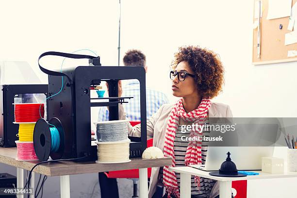 3 d printer oficina - filamento fotografías e imágenes de stock