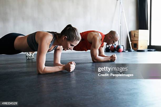 looking forward to the reward of a long, healthy life - plank exercise stockfoto's en -beelden