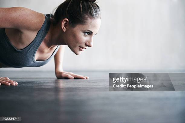 giving everything she's got to look great this summer - crossfit stockfoto's en -beelden
