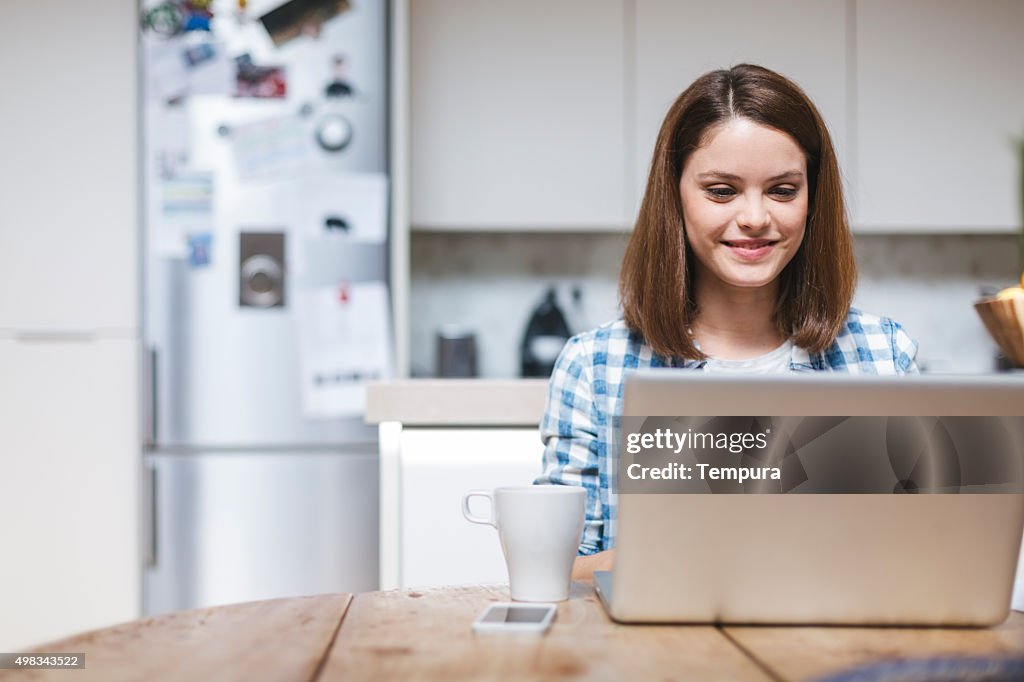 Trabajando en casa con la tecnología inalámbrica y computadora portátil.