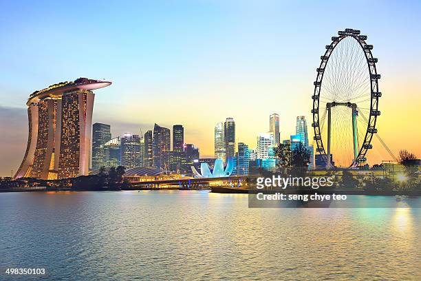 singapore flyers full view at blue hour - singapore skyline stockfoto's en -beelden