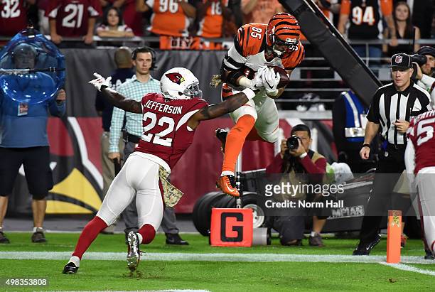 Tight end Tyler Eifert of the Cincinnati Bengals hauls in a first quarter touchdown pass over safety Tony Jefferson of the Arizona Cardinals during...