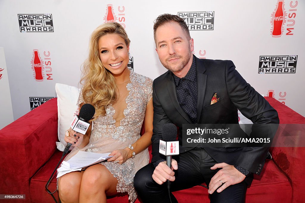 2015 American Music Awards - Red Carpet