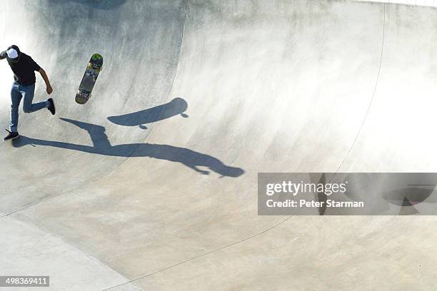 skate boarder falling off skate baord. - sombra en primer plano fotografías e imágenes de stock