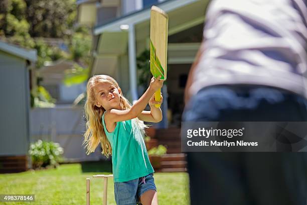 mädchen schaukeln auf schläger in cricket-spiel - cricket game fun stock-fotos und bilder
