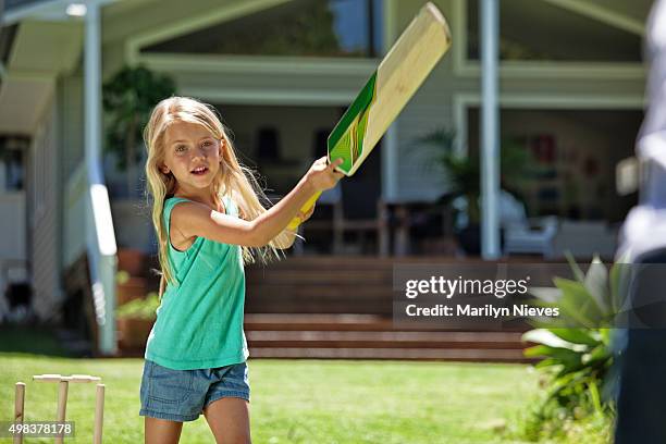 fille à la batte de cricket - cricket player stock photos et images de collection