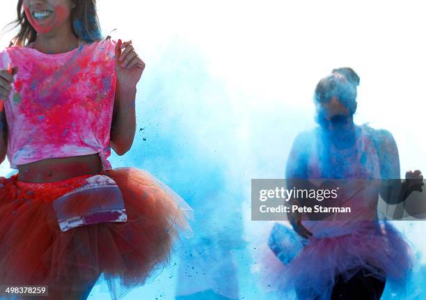 color run competitors wearing tutu's - tutú fotografías e imágenes de stock