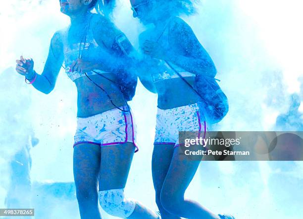 two friends competing in a color run - color run foto e immagini stock