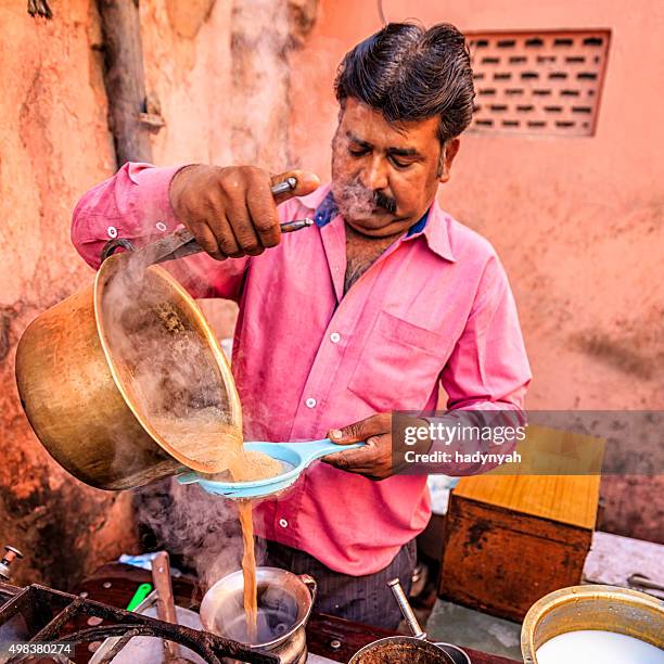 indian street seller selling tea - masala chai in jaipur - masala stockfoto's en -beelden