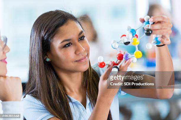 scuola ragazza utilizzando molecola modelli in classe di scienze - scuola privata foto e immagini stock