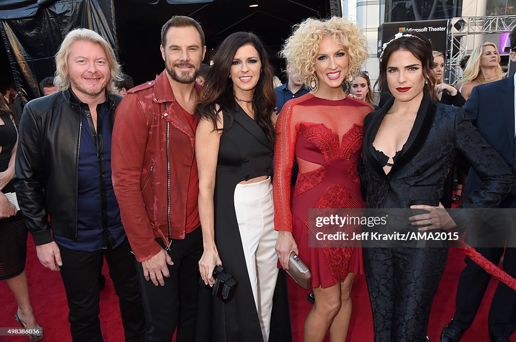 2015 American Music Awards - Red Carpet