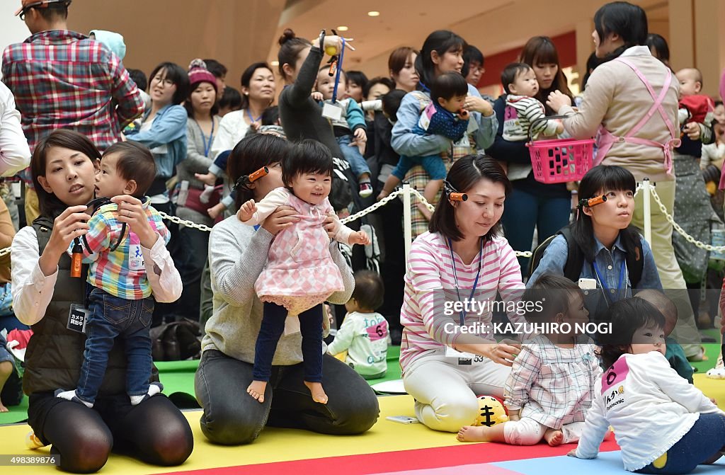 JAPAN-LIFESTYLE-FAMILY-BABY-CRAWLING