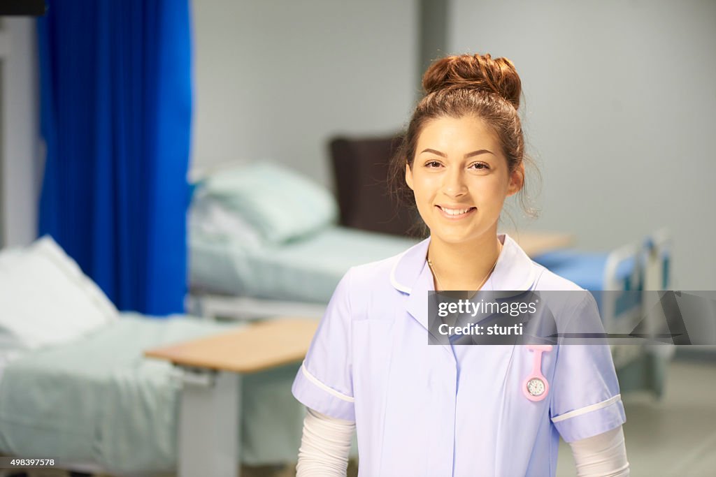 Glückliche junge weibliche Krankenschwester