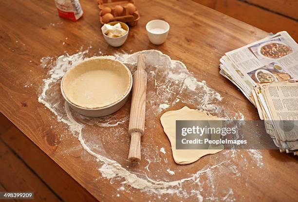 prêt à remplir son montant - tartes-et-tourtes-salées photos et images de collection