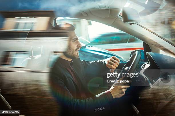 homme d'affaires en voiture - voiture conducteur photos et images de collection