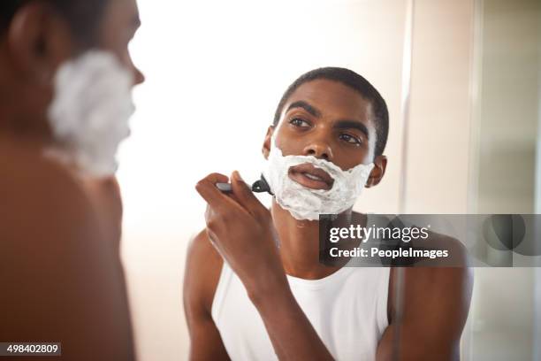 zugang zu seinem stoppelbart - man shaving face stock-fotos und bilder