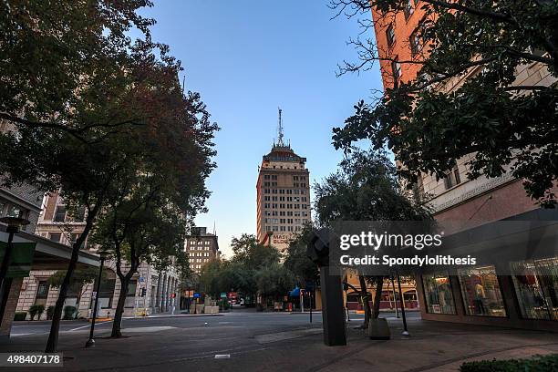 centro de la ciudad, en el centro de california en fresno - fresno california fotografías e imágenes de stock