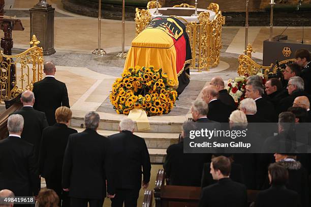 Members of the German government as well as former U.S. Secretary of State Henry Kissinger arrive at the coffin of former German Chancellor Helmut...