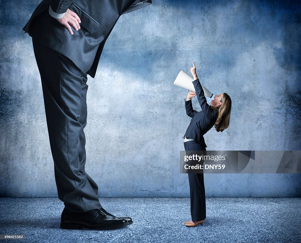 仕事一色で Shouts メガホンに大きなビジネスマン
