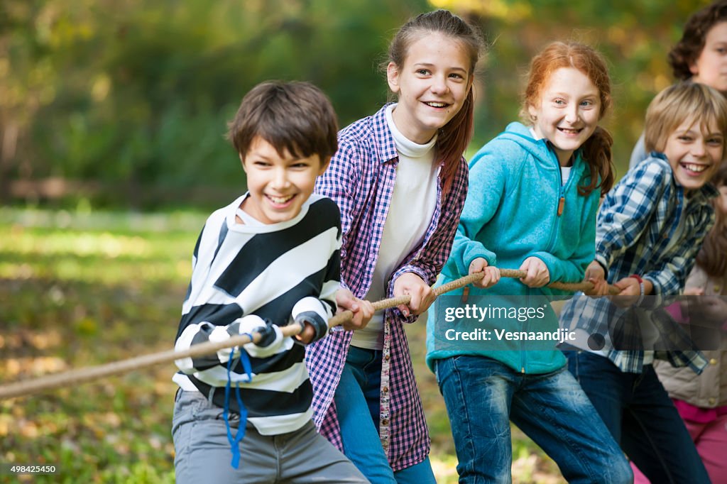 Gruppe von Kindern im Tauziehen Spiel