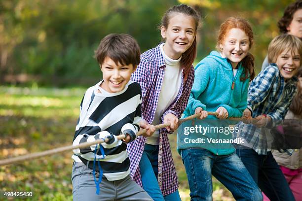 grupo de niños en una tira y afloja juego - campamento de verano fotografías e imágenes de stock