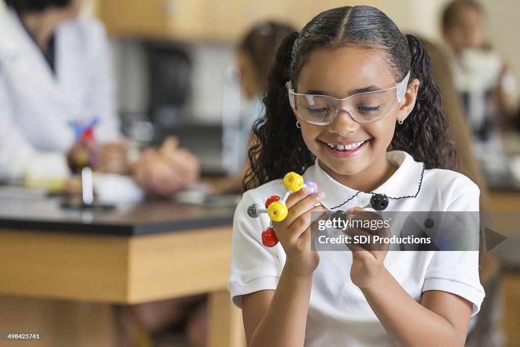 Grundschule Schüler lernen zusammen mit atom-Modell