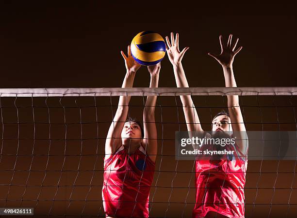 pallavolo azione. - defence player foto e immagini stock