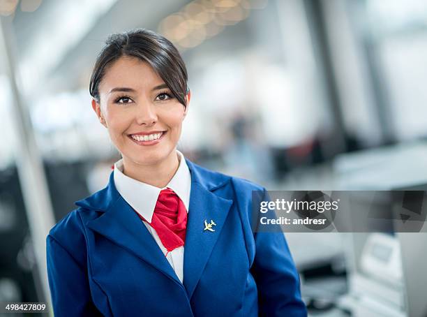 flugbegleiterin am flughafen - stewardess stock-fotos und bilder