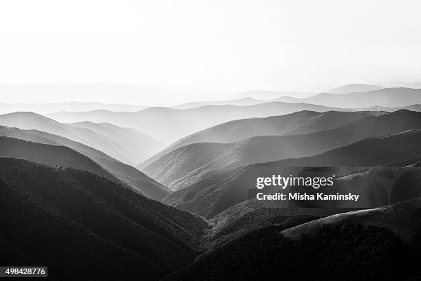 paisaje de montaña - blanco y negro fotografías e imágenes de stock