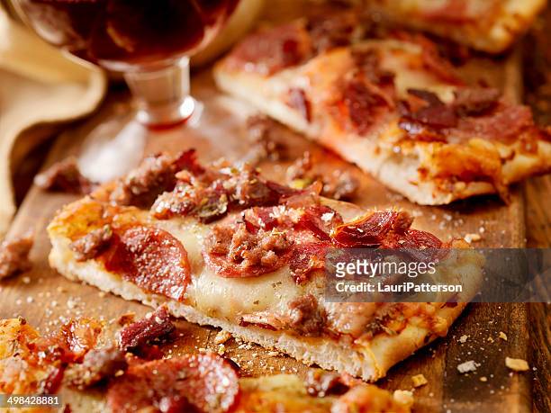 fladenbrot-pizza - pepperoni pizza stock-fotos und bilder