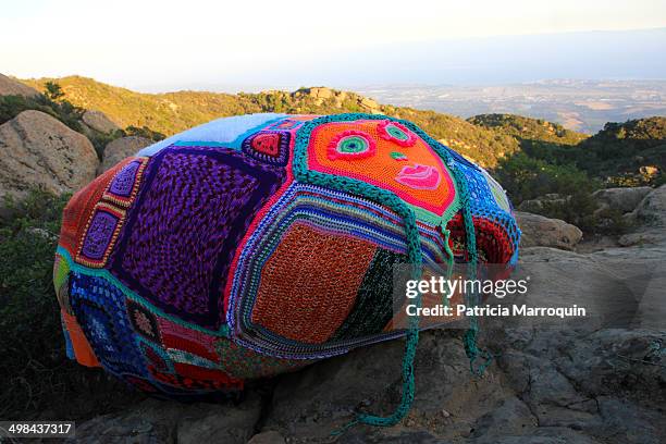 yarn bombing - yarn bombing stock pictures, royalty-free photos & images