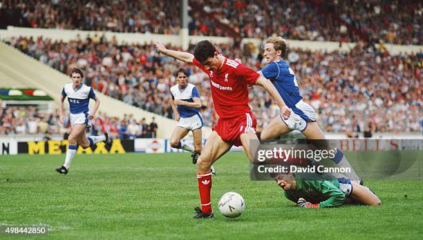 Liverpool striker Ian Rush rounds Everton goalkeeper Bobby Mimms and defender Gary Stevens to score their first goal during the 1986 FA Cup Final at...