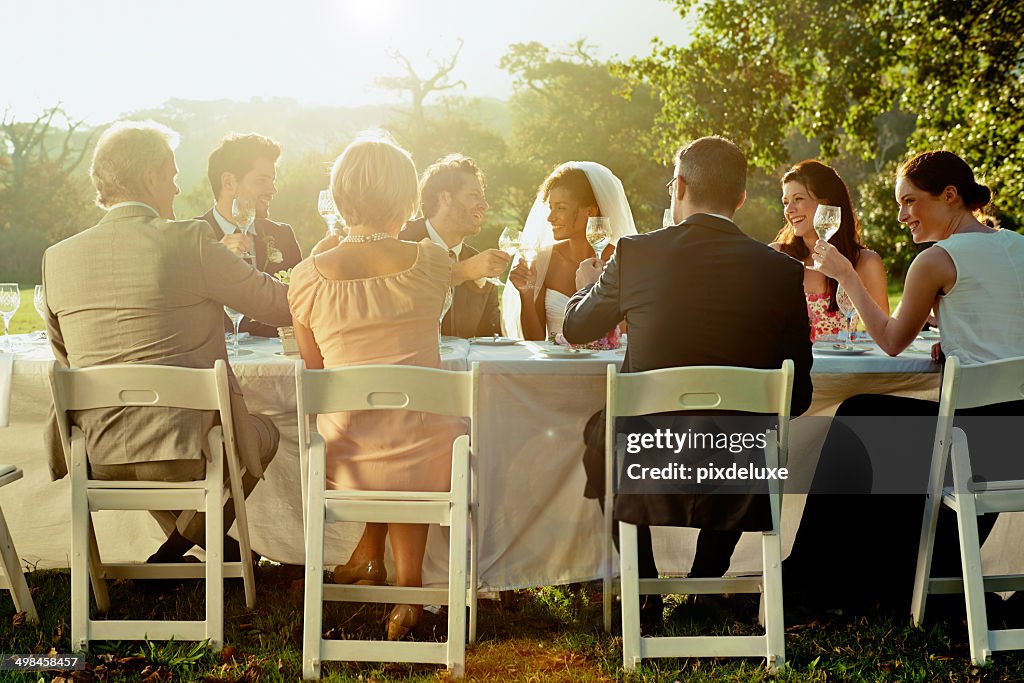 Nehmen Sie an einem Tisch für Freunde und Familie